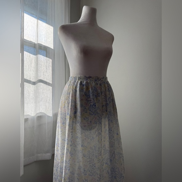 Vintage ‘80s TanJay by Nygard White Floral Print Elastic Waist Midi Skirt - Picture 4 of 9